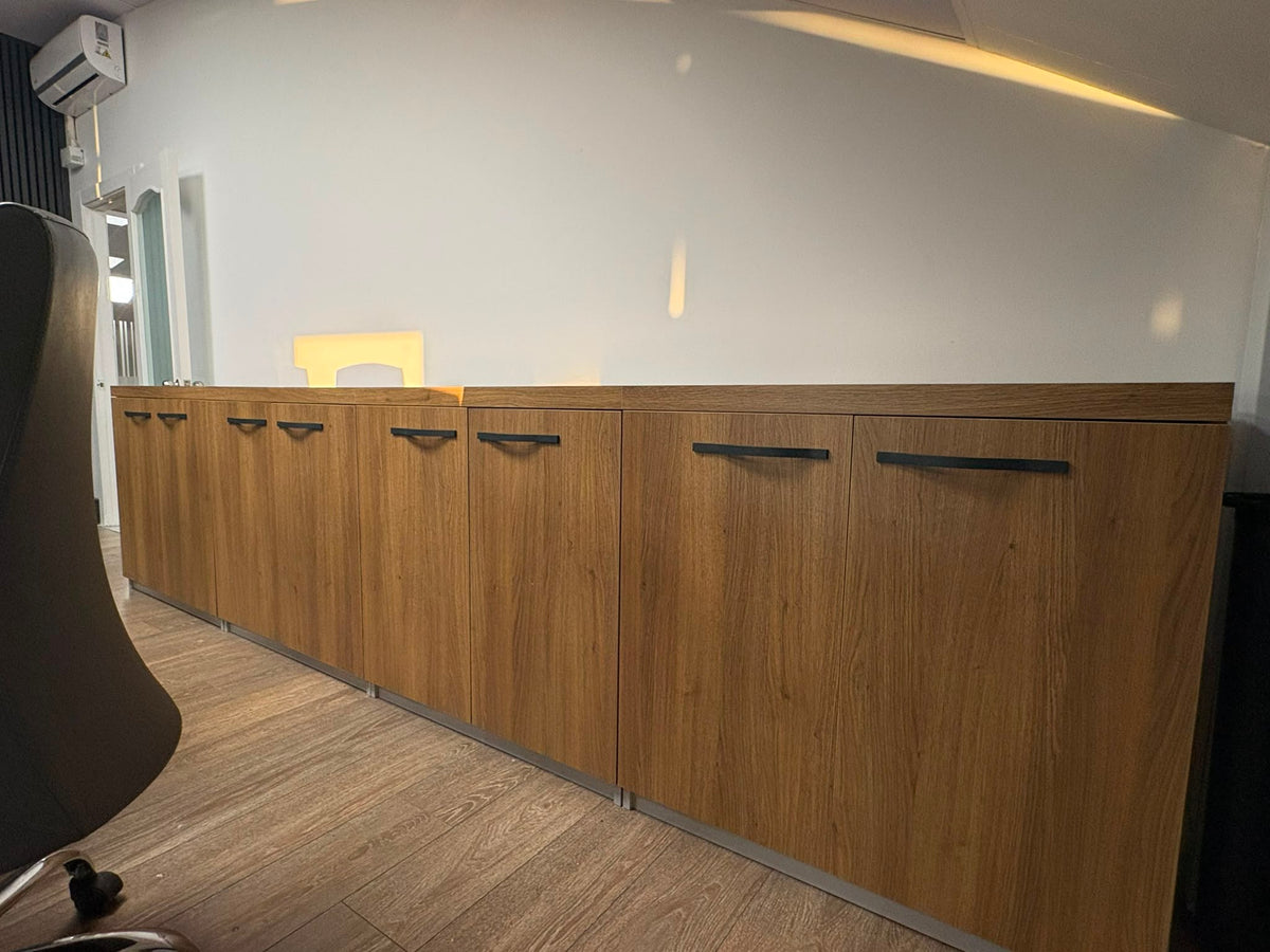 İstanbul Ofis Mobilya marka ahşap görünümlü modern ofis dolabı, siyah kulplu ve minimalist tasarımlı depolama ünitesi
