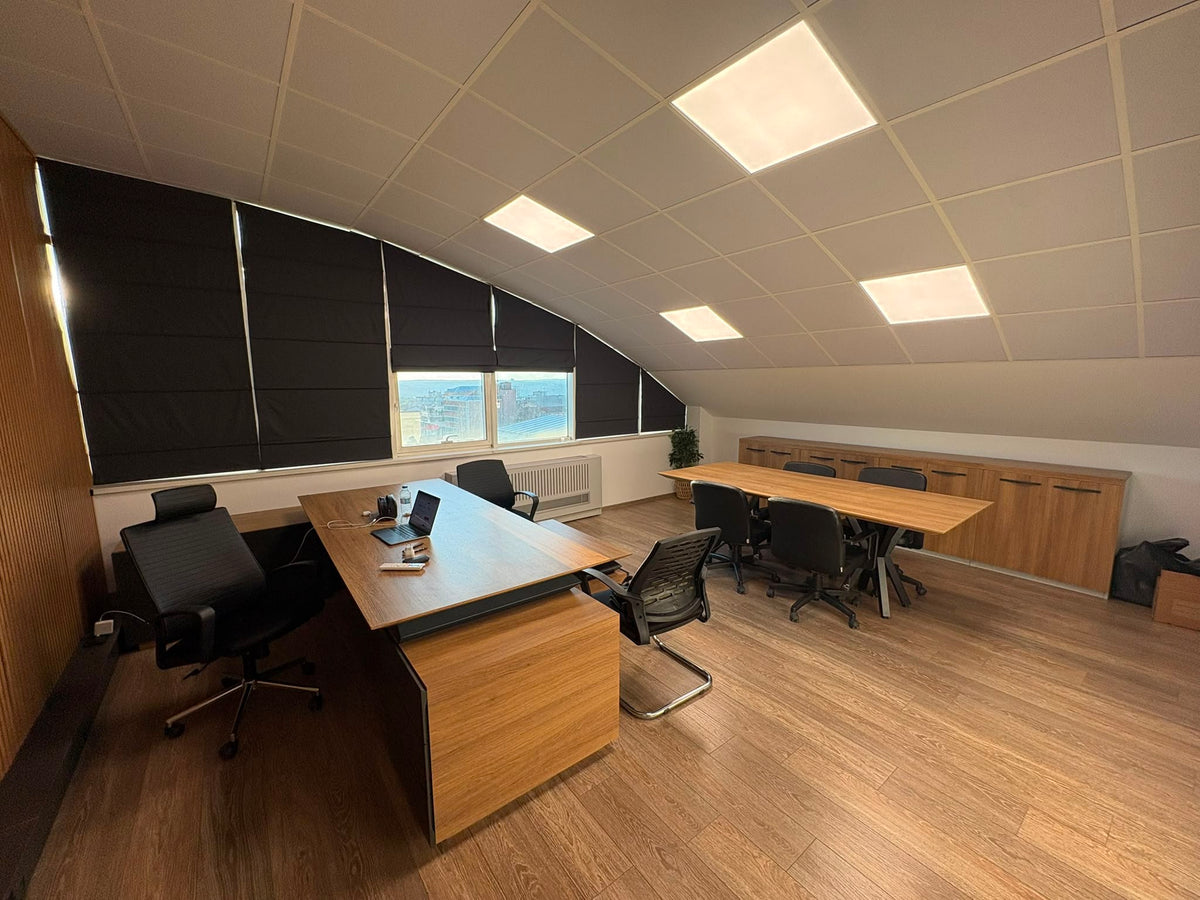 İstanbul Ofis Mobilya tasarımı modern ahşap çalışma masaları ve siyah ofis sandalyeleri ile döşenmiş ofis odası
