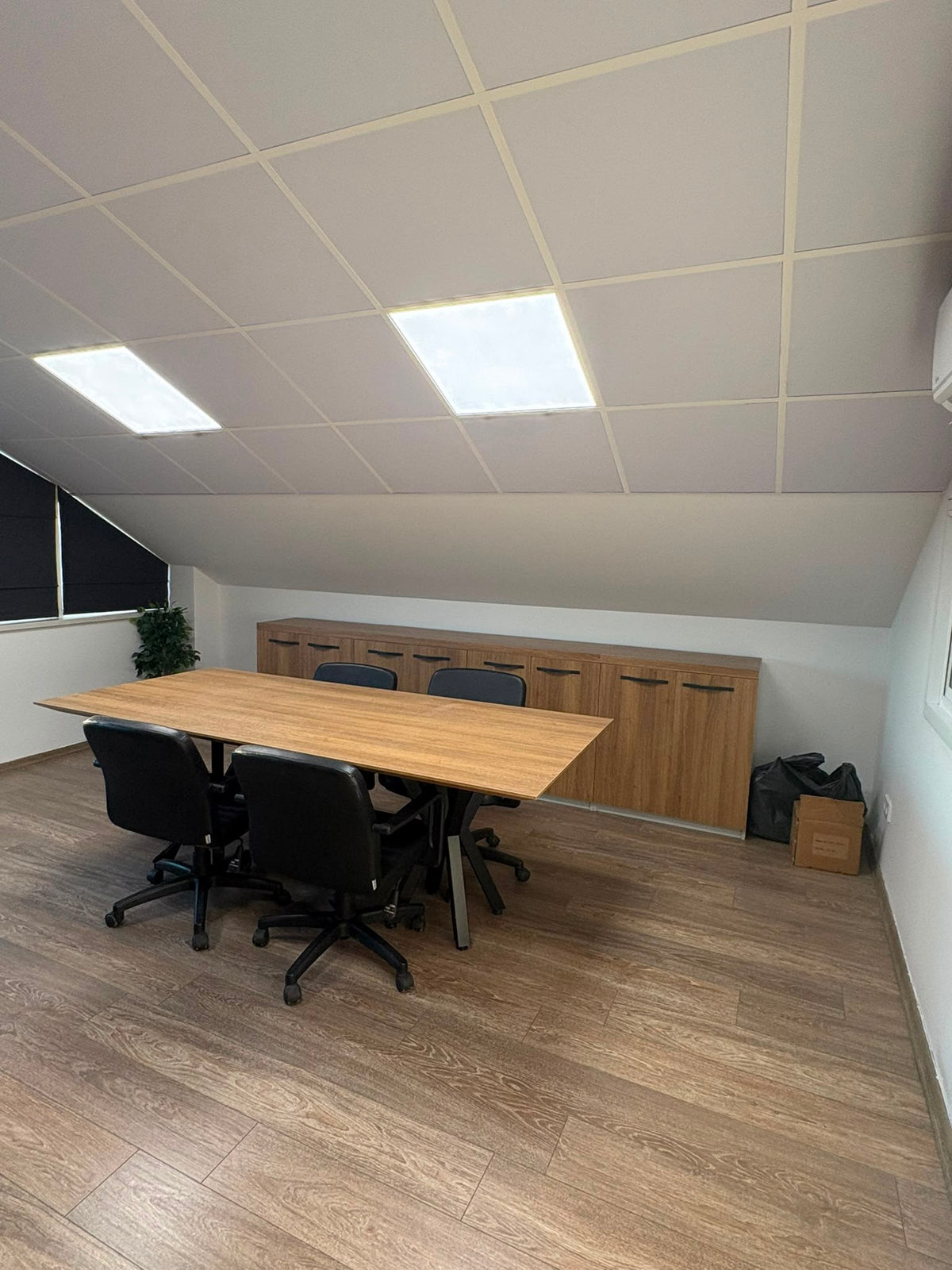 İstanbul Ofis Mobilya tarafından tasarlanmış, ahşap toplantı masası ve siyah ofis sandalyeleri içeren modern ofis odası