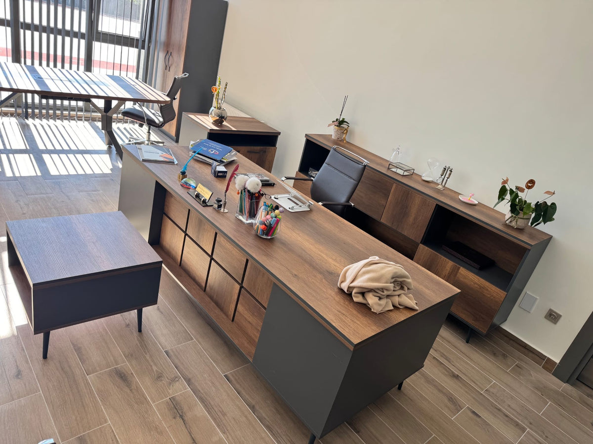 İstanbul Ofis Mobilya tarafından Dudullu OSB Atatürk Eğitim Kurumları için tasarlanmış modern ahşap yönetici masası