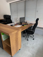 İstanbul Ofis Mobilya ahşap görünümlü modern yönetici masası ve siyah ergonomik ofis koltuğu seti