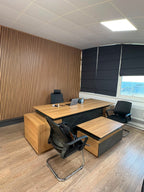 İstanbul Ofis Mobilya marka ahşap detaylı modern yönetici masası ve ergonomik ofis koltukları içeren ofis takımı