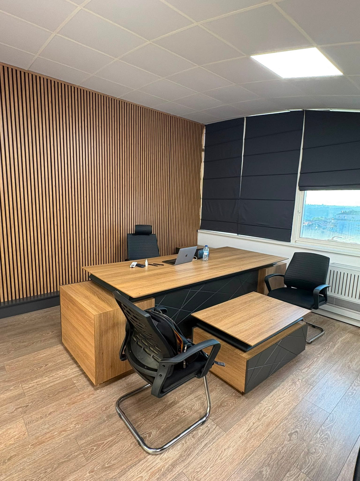 İstanbul Ofis Mobilya marka ahşap detaylı modern yönetici masası ve ergonomik ofis koltukları içeren ofis takımı