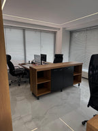 İstanbul Ofis Mobilya tasarımı, ahşap ve siyah detaylı modern yönetici masası ve ergonomik ofis koltukları