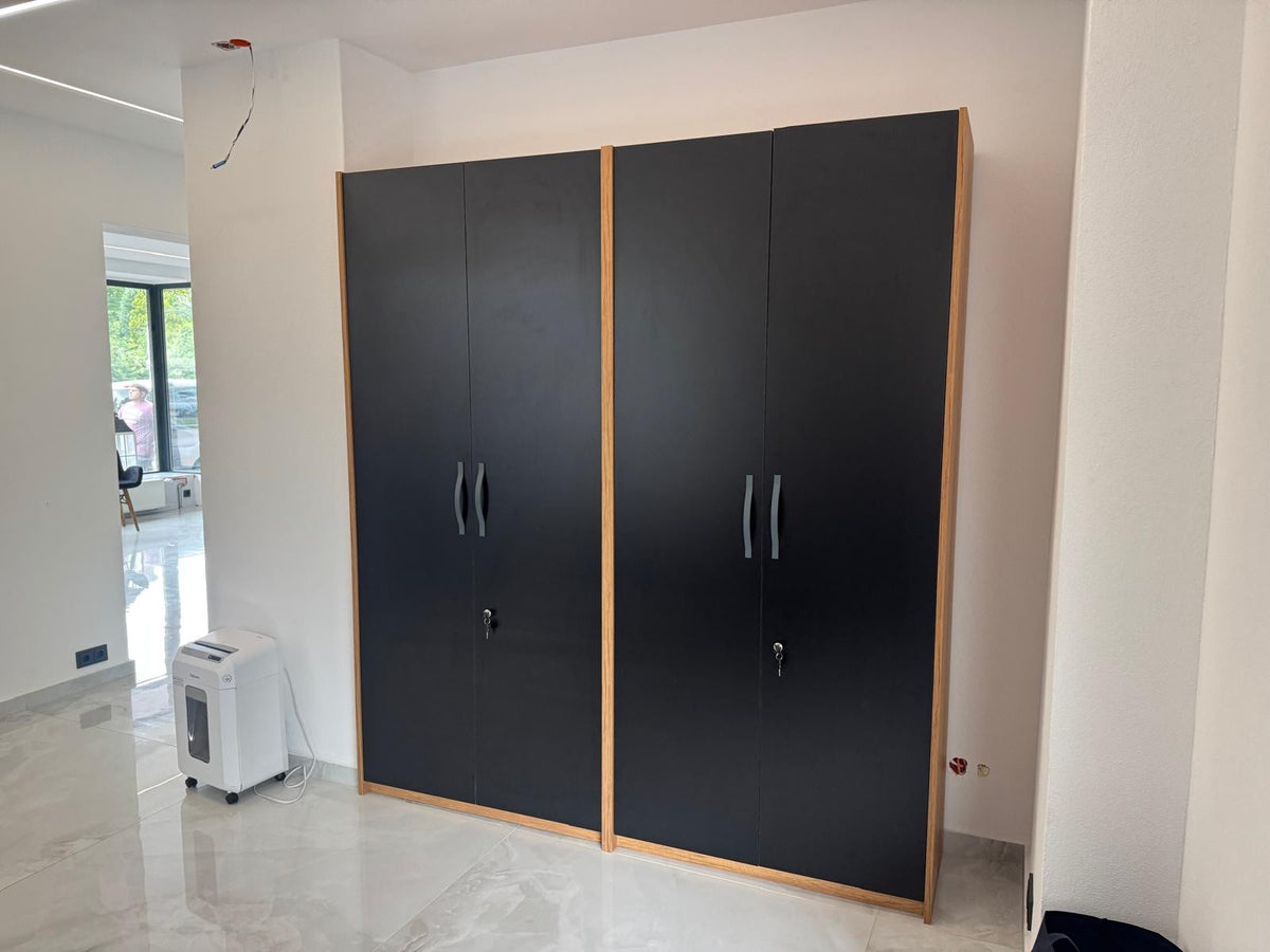 İstanbul Ofis Mobilya marka siyah kapaklı ve ahşap detaylı modern ofis dolabı
