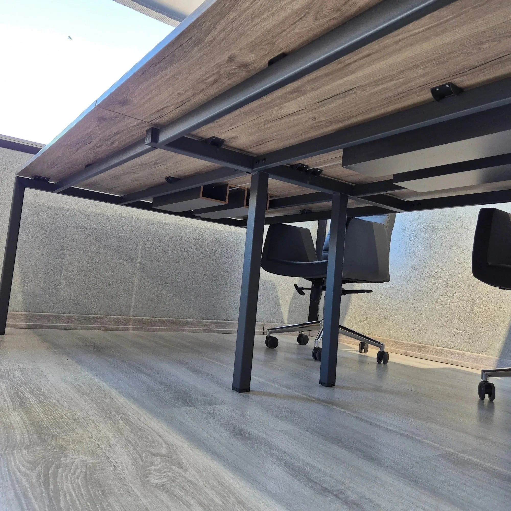 İstanbul Ofis Mobilya modern 4lü ahşap çalışma masası, metal ayaklı ve kablo kanallı endüstriyel ofis tasarımı.