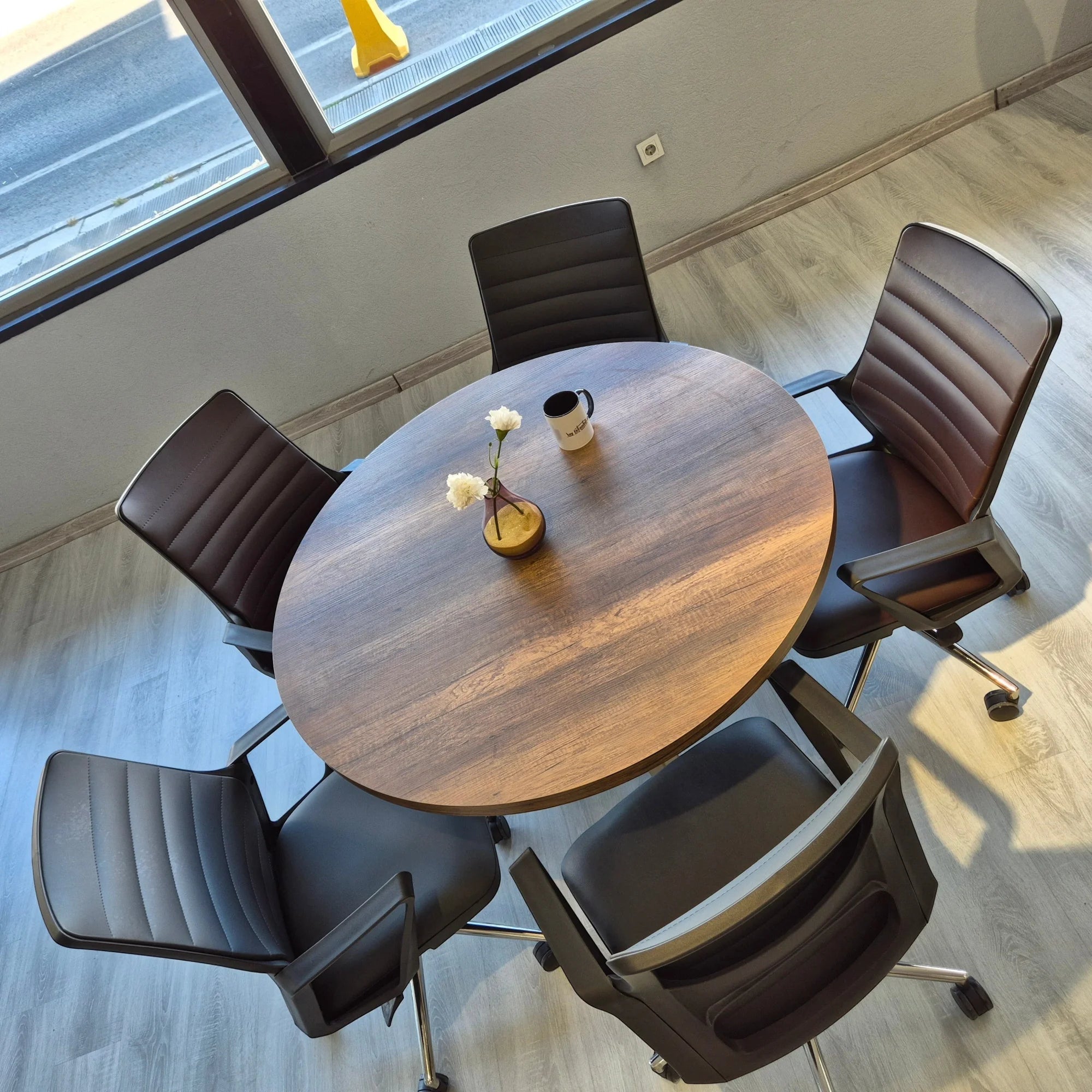 İstanbul Ofis Mobilya modern ahşap yuvarlak toplantı masası ve dört adet siyah ofis sandalyesi seti